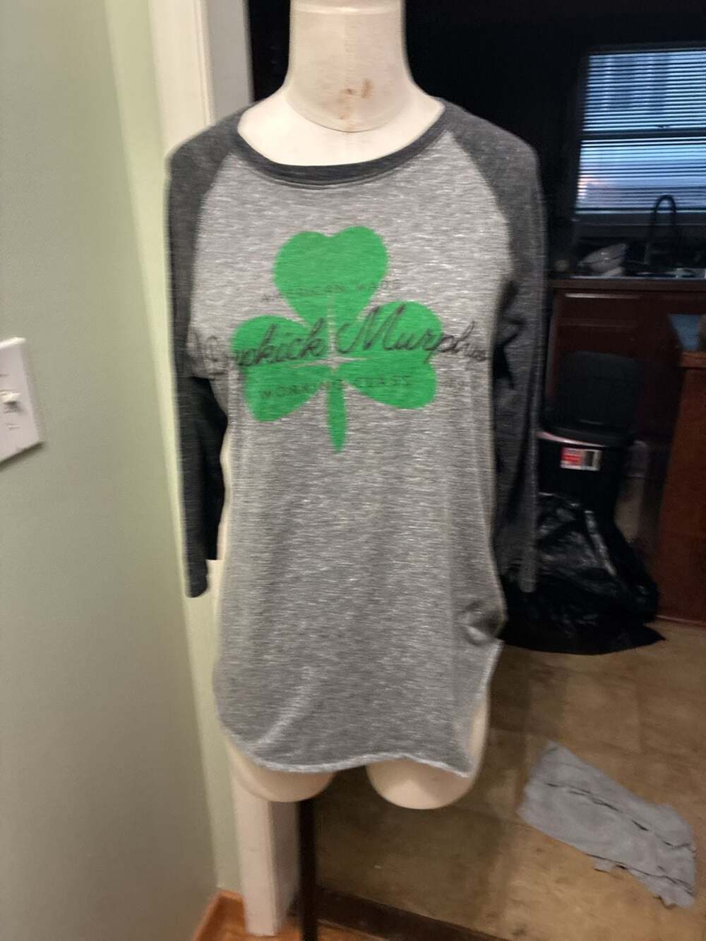 Royal Apparel Women's Gray and Charcoal Shamrock 3/4 Sleeve Raglan Baseball T-Sh